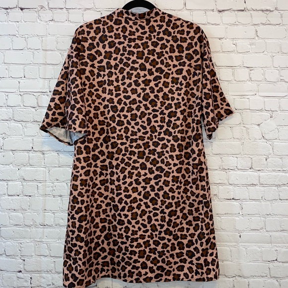 NWT V Neck High Low Leopard Print Top - Picture 2 of 3